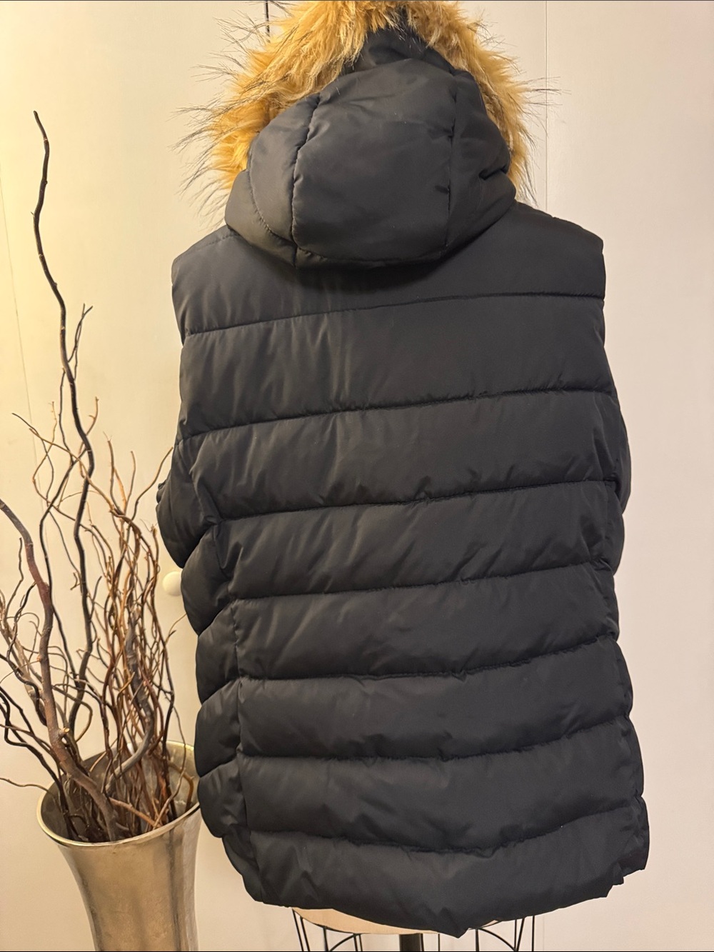 CB Woman Black Quilted Puffer Vest with Faux Fur Trim - Picture 4 of 6